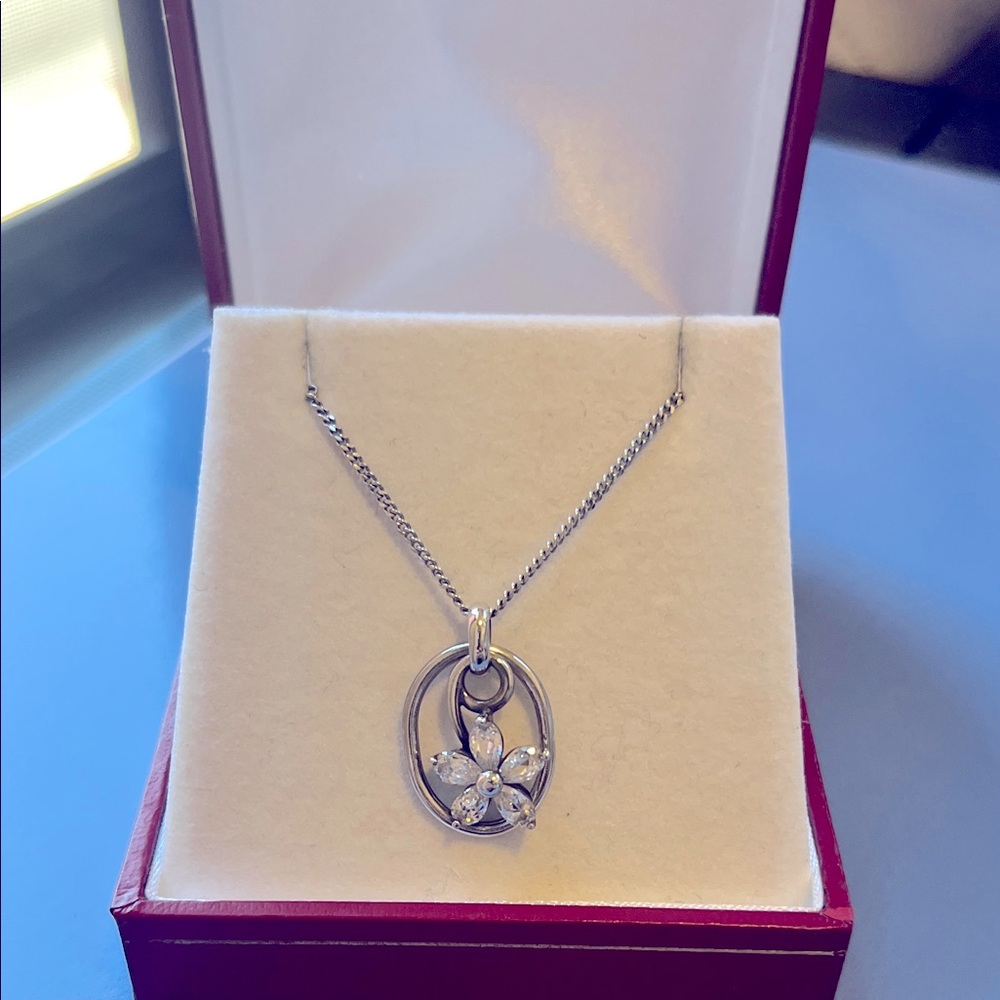 Floral silver pendant necklace